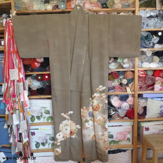 Chrysanthemen, Stickerei, antiker Irotomesode, khaki Seiden Kimono