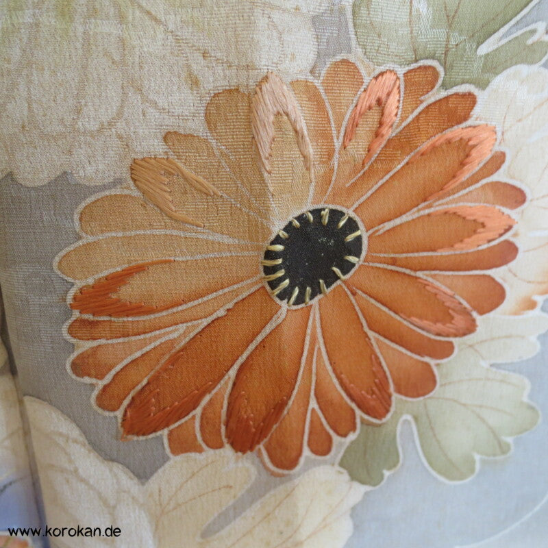 Chrysanthemen, Stickerei, antiker Irotomesode, khaki Seiden Kimono