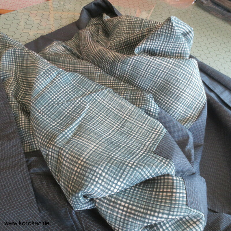 Kimono und Haori Set in blau schwarzer Kasuri Tsumugi Seide