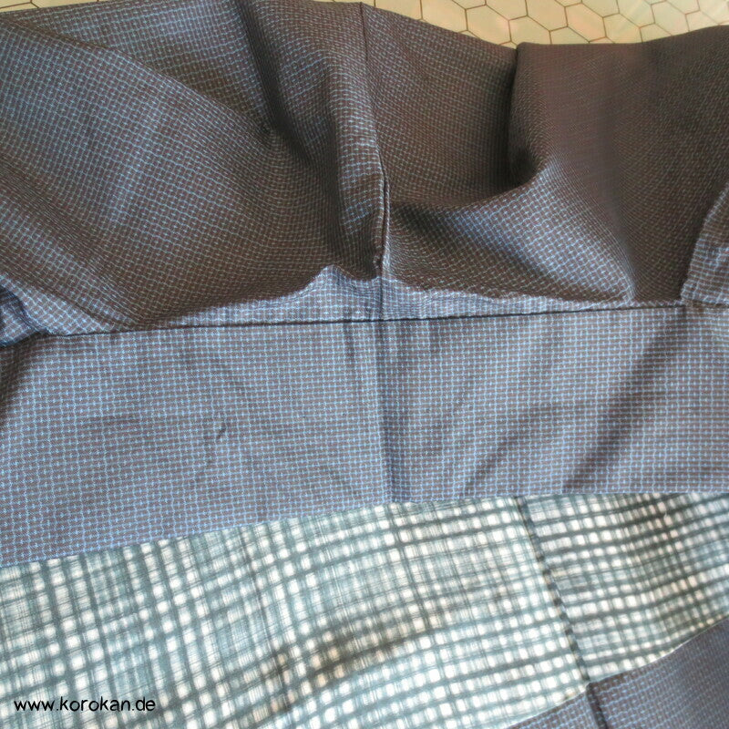 Kimono und Haori Set in blau schwarzer Kasuri Tsumugi Seide