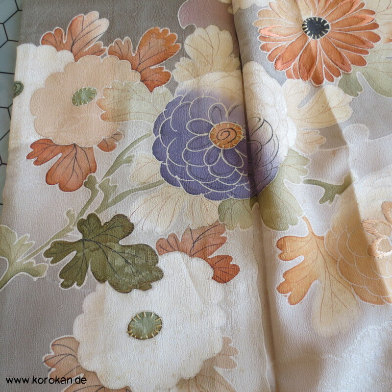 Chrysanthemen, Stickerei, antiker Irotomesode, khaki Seiden Kimono