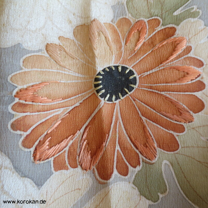 Chrysanthemen, Stickerei, antiker Irotomesode, khaki Seiden Kimono