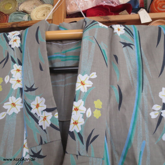 schilfgraugrüner Yukata Kimono, reine Baumwolle, mit hellen Blüten