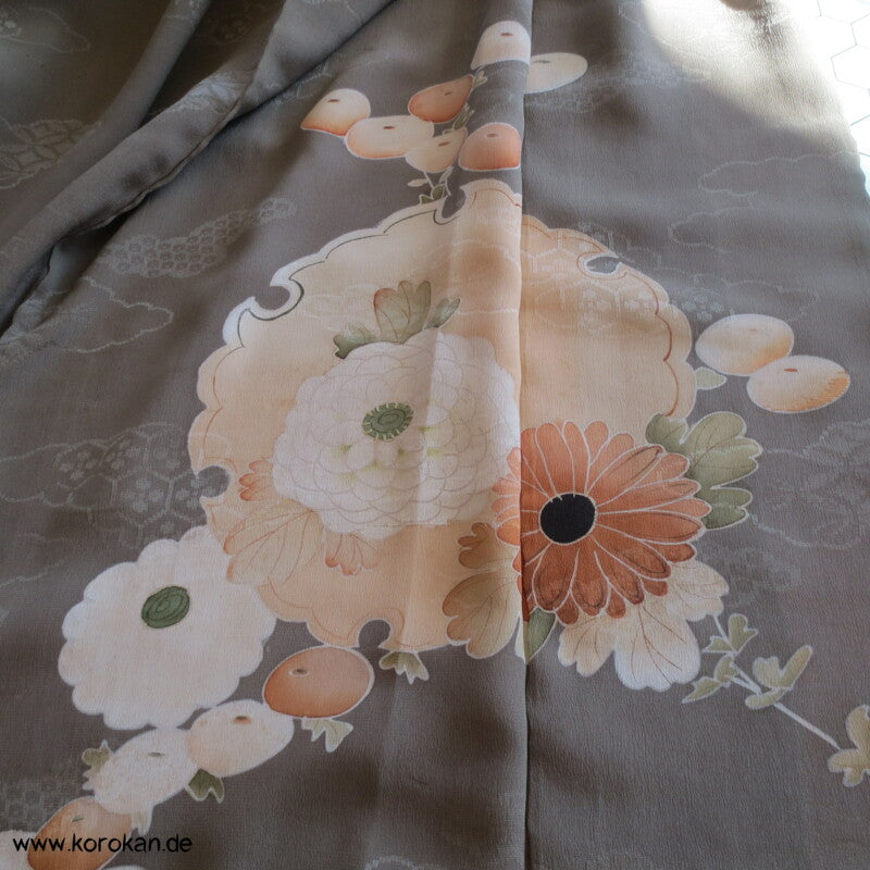 Chrysanthemen, Stickerei, antiker Irotomesode, khaki Seiden Kimono