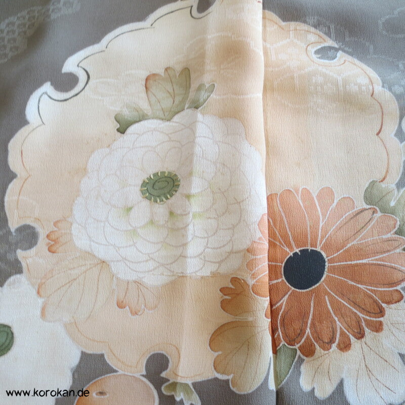 Chrysanthemen, Stickerei, antiker Irotomesode, khaki Seiden Kimono