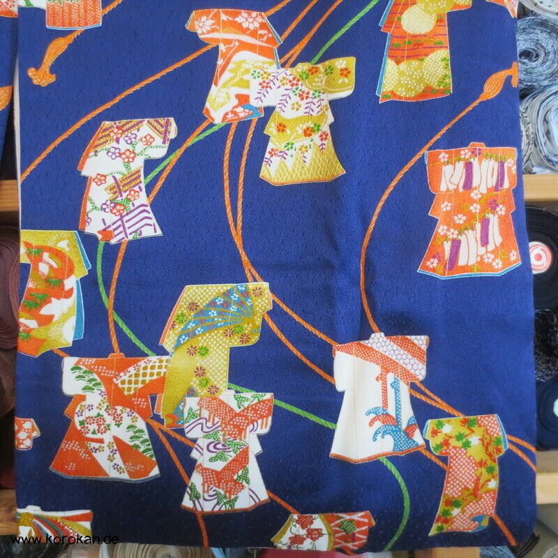 Tagasode und Flechtbänder auf kobaltblau Komon Kimono