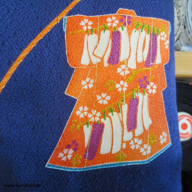Tagasode und Flechtbänder auf kobaltblau Komon Kimono