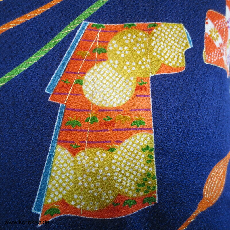Tagasode und Flechtbänder auf kobaltblau Komon Kimono