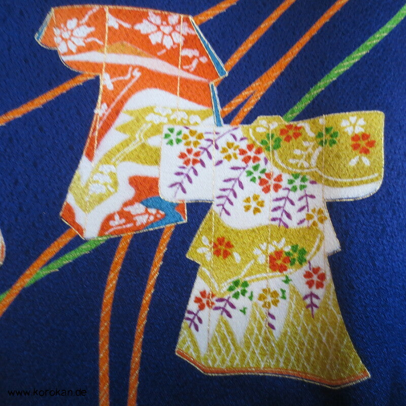 Tagasode und Flechtbänder auf kobaltblau Komon Kimono