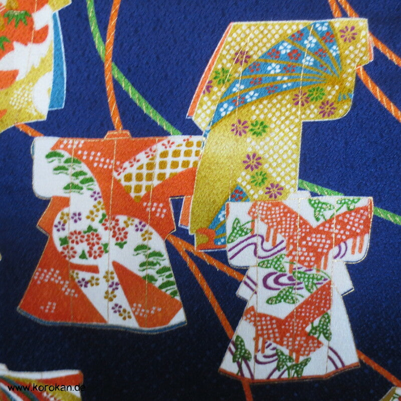 Tagasode und Flechtbänder auf kobaltblau Komon Kimono