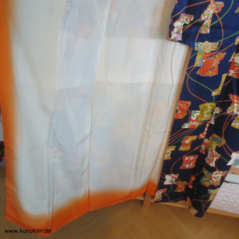 Tagasode und Flechtbänder auf kobaltblau Komon Kimono