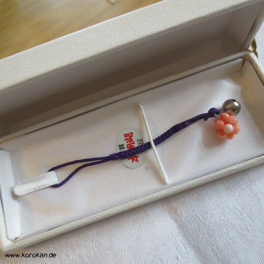 Netsuke, Obi Anhänger aus Koralle und silbernem Glöckchen