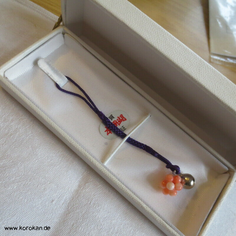 Netsuke, Obi Anhänger aus Koralle und silbernem Glöckchen