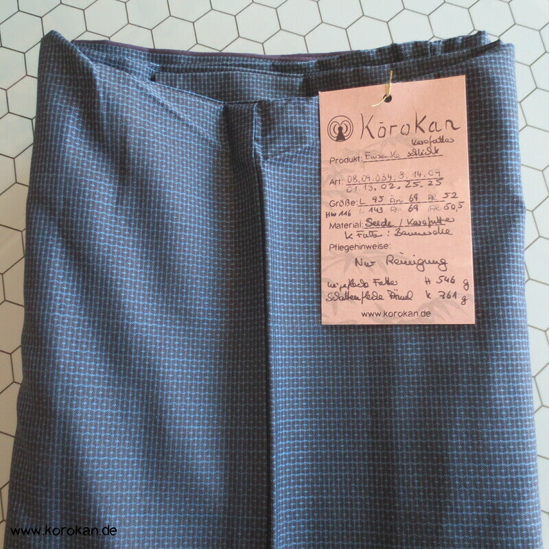 Kimono und Haori Set in blau schwarzer Kasuri Tsumugi Seide