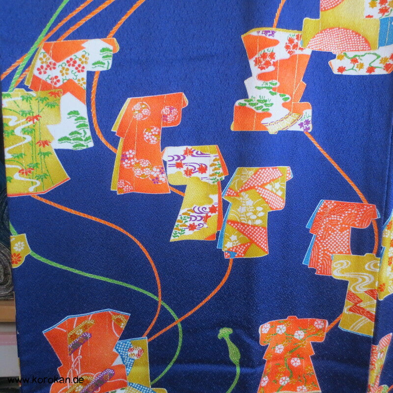 Tagasode und Flechtbänder auf kobaltblau Komon Kimono