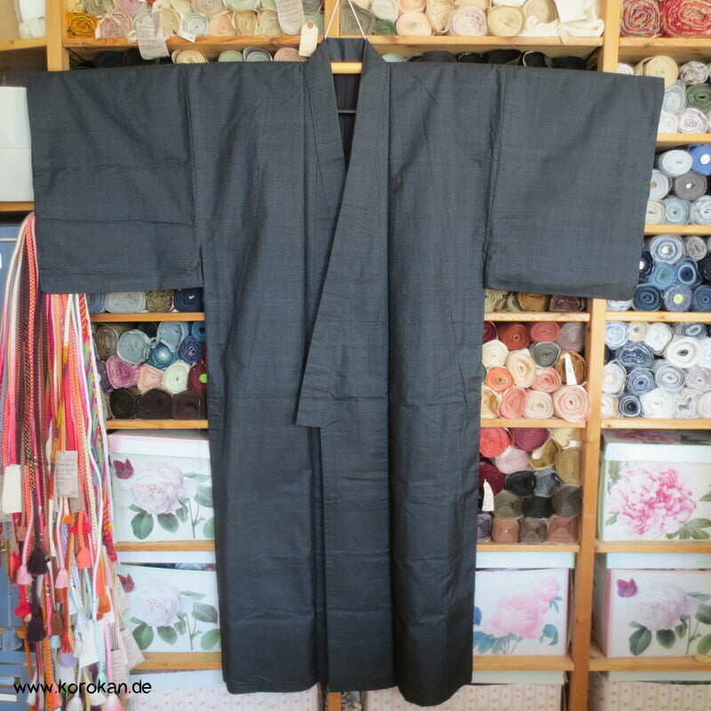 Kimono und Haori Set in blau schwarzer Kasuri Tsumugi Seide, Dorfszene