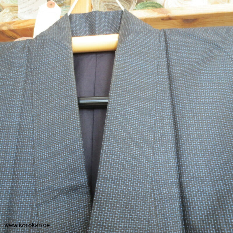 Kimono und Haori Set in blau schwarzer Kasuri Tsumugi Seide, Dorfszene