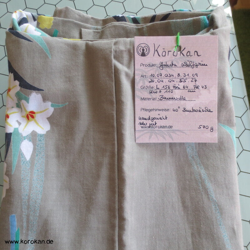 schilfgraugrüner Yukata Kimono, reine Baumwolle, mit hellen Blüten