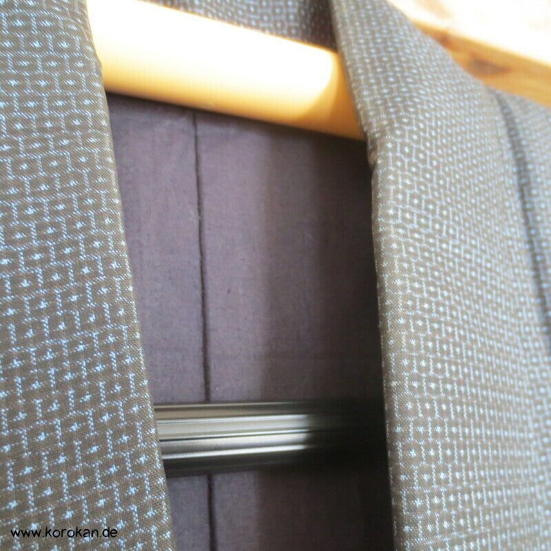 Kimono und Haori Set in blau schwarzer Kasuri Tsumugi Seide, Dorfszene