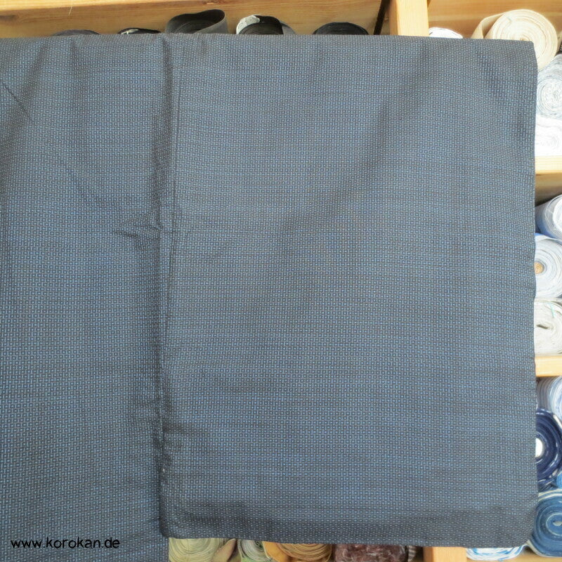 Kimono und Haori Set in blau schwarzer Kasuri Tsumugi Seide, Dorfszene
