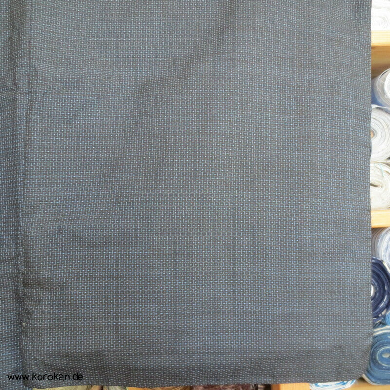 Kimono und Haori Set in blau schwarzer Kasuri Tsumugi Seide, Dorfszene