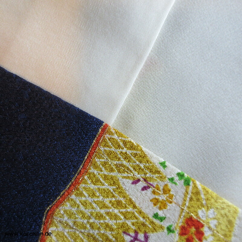 Tagasode und Flechtbänder auf kobaltblau Komon Kimono