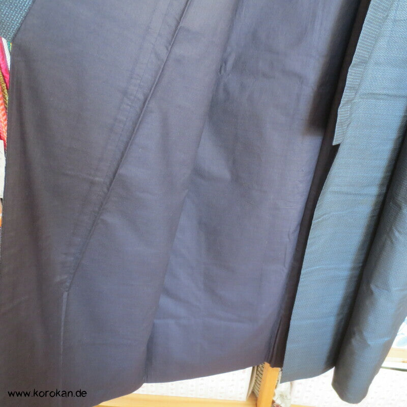 Kimono und Haori Set in blau schwarzer Kasuri Tsumugi Seide, Dorfszene