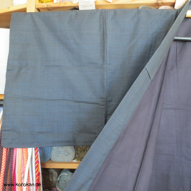 Kimono und Haori Set in blau schwarzer Kasuri Tsumugi Seide, Dorfszene