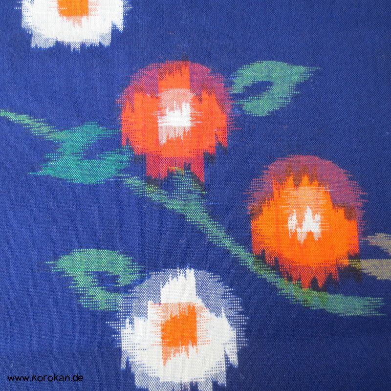 Restrolle Kasuri Blüten rot auf blau - Wollstoff für Haori Kimono Jacke