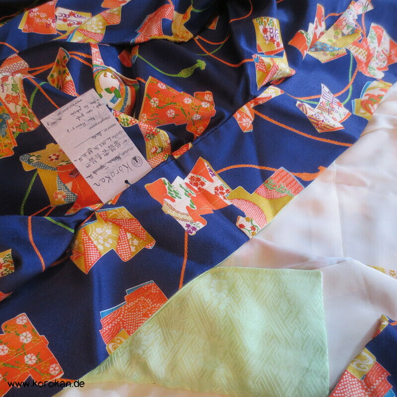 Tagasode und Flechtbänder auf kobaltblau Komon Kimono