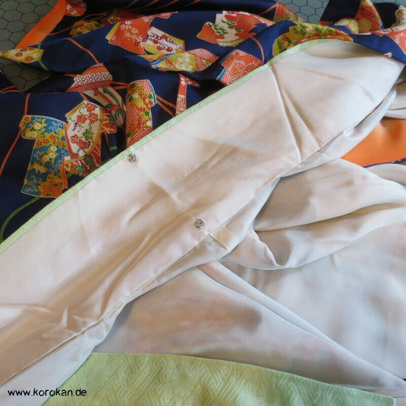 Tagasode und Flechtbänder auf kobaltblau Komon Kimono