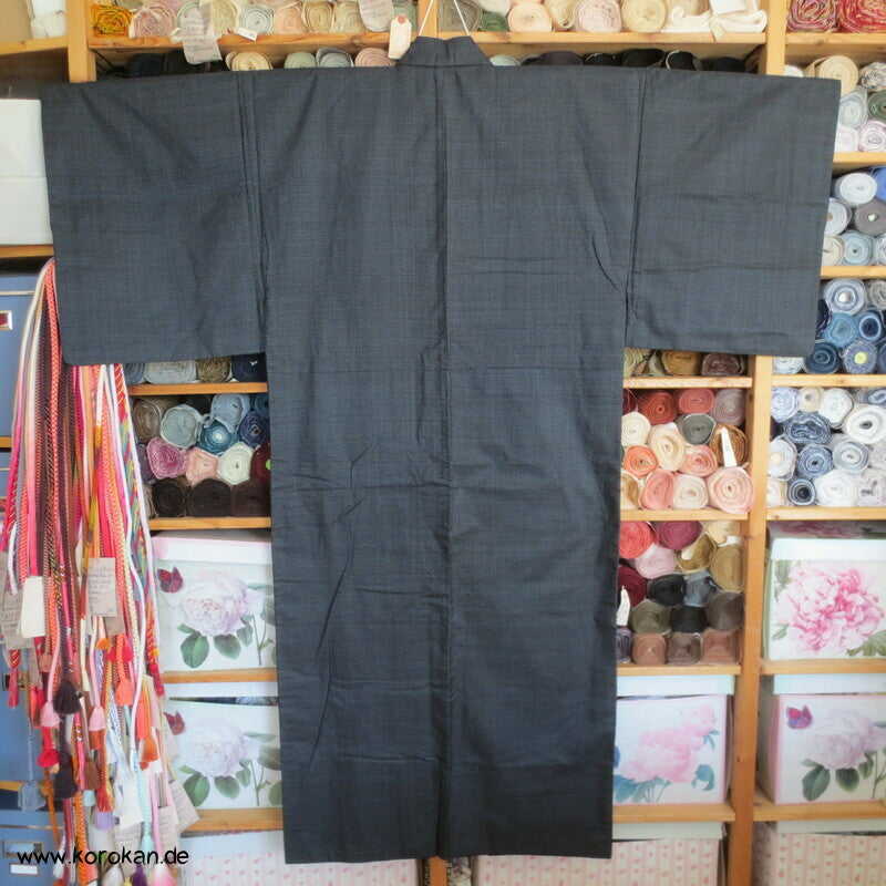 Kimono und Haori Set in blau schwarzer Kasuri Tsumugi Seide, Dorfszene