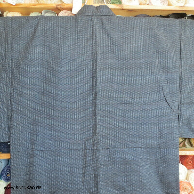 Kimono und Haori Set in blau schwarzer Kasuri Tsumugi Seide, Dorfszene