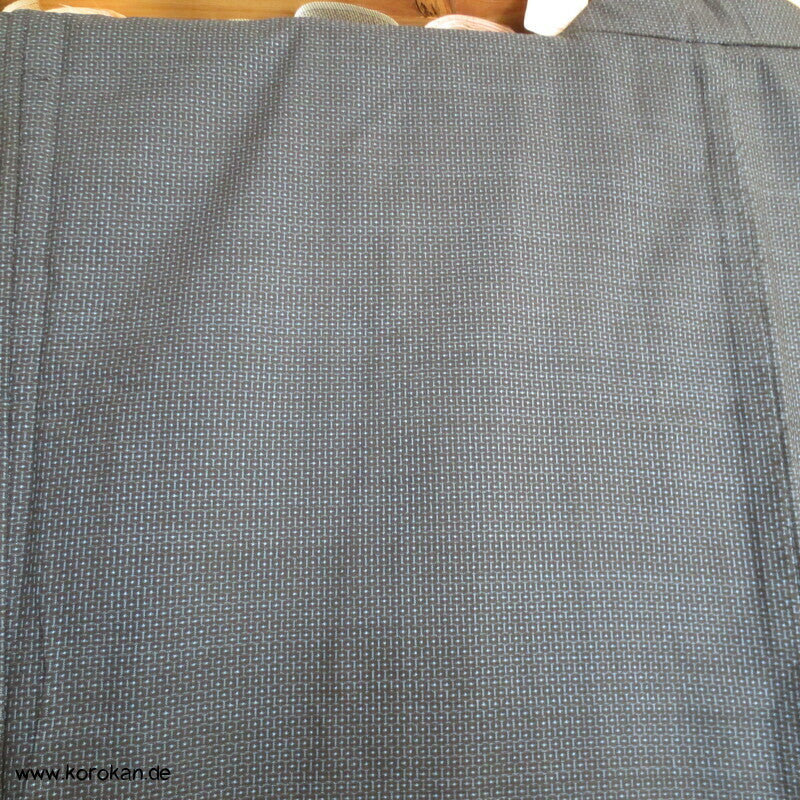 Kimono und Haori Set in blau schwarzer Kasuri Tsumugi Seide, Dorfszene