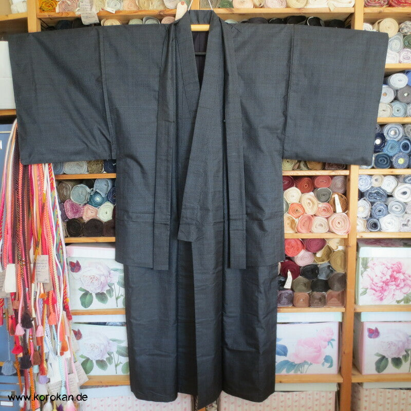 Kimono und Haori Set in blau schwarzer Kasuri Tsumugi Seide, Dorfszene