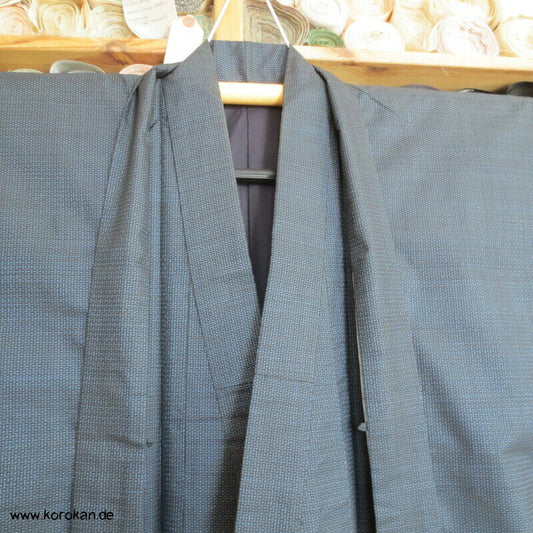 Kimono und Haori Set in blau schwarzer Kasuri Tsumugi Seide, Dorfszene