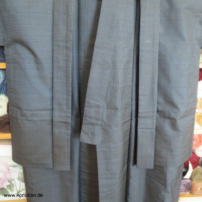 Kimono und Haori Set in blau schwarzer Kasuri Tsumugi Seide, Dorfszene