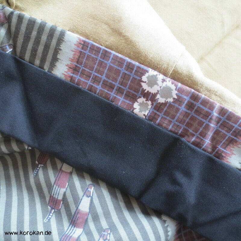 Wildschweine, Regenschirme, Blüten, Kanji Juban Kimono