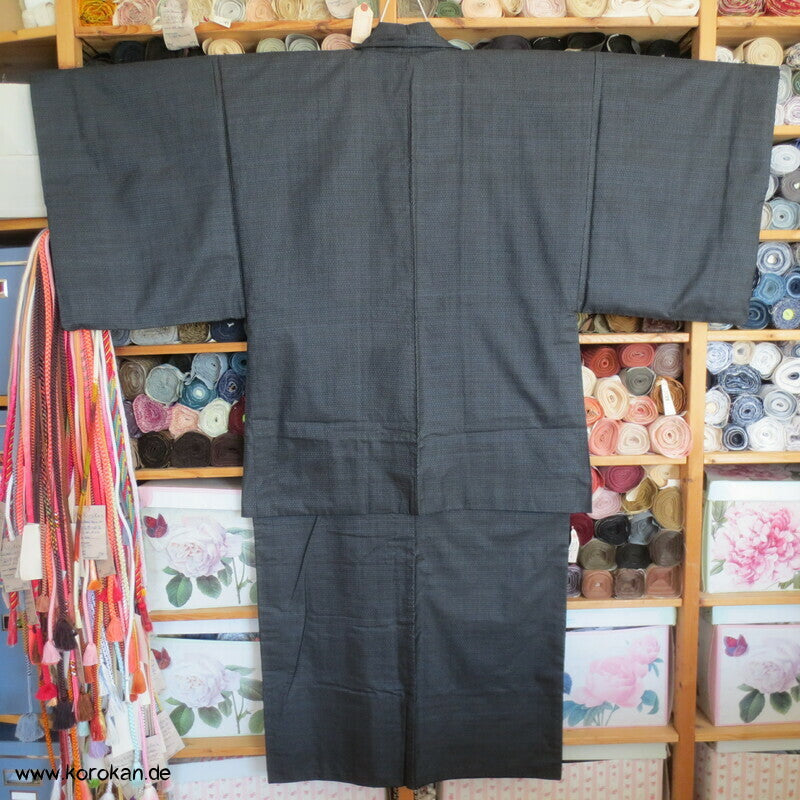 Kimono und Haori Set in blau schwarzer Kasuri Tsumugi Seide, Dorfszene