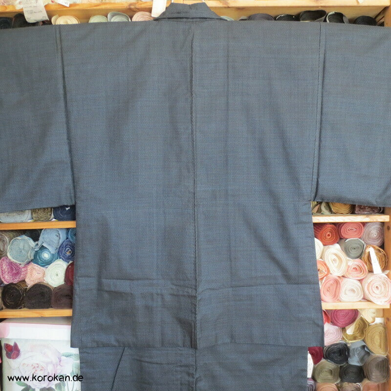 Kimono und Haori Set in blau schwarzer Kasuri Tsumugi Seide, Dorfszene