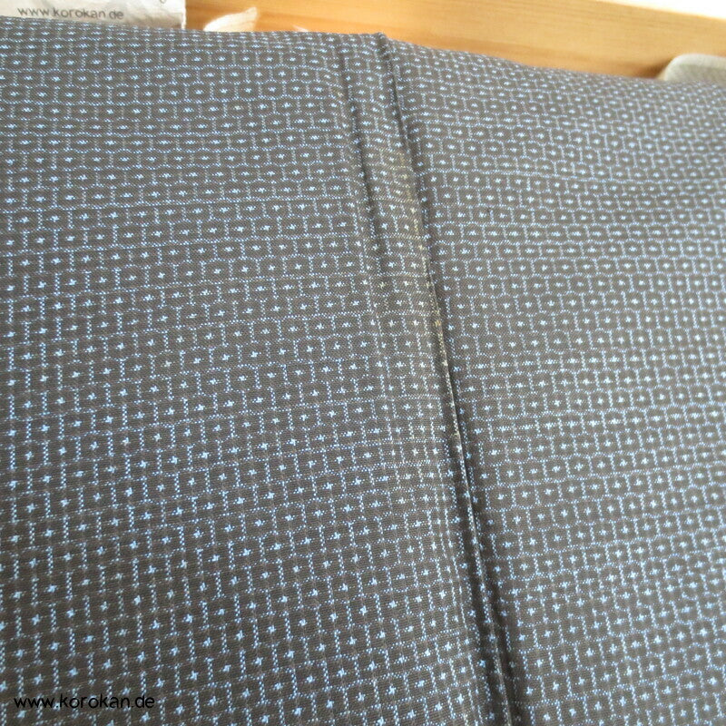 Kimono und Haori Set in blau schwarzer Kasuri Tsumugi Seide, Dorfszene