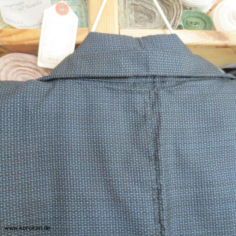Kimono und Haori Set in blau schwarzer Kasuri Tsumugi Seide, Dorfszene
