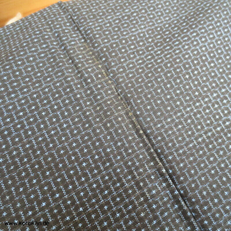 Kimono und Haori Set in blau schwarzer Kasuri Tsumugi Seide, Dorfszene