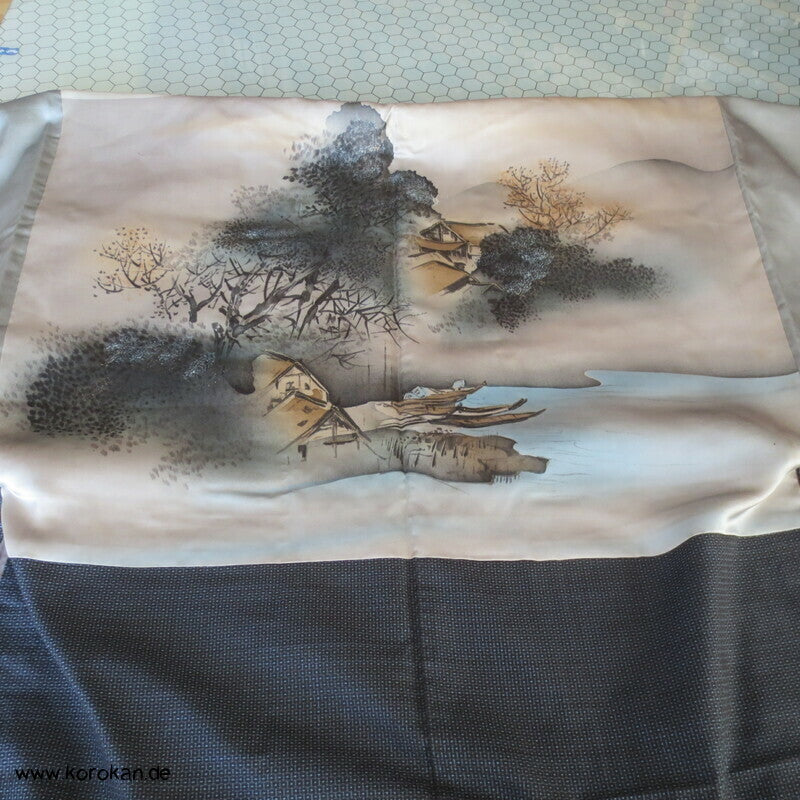 Kimono und Haori Set in blau schwarzer Kasuri Tsumugi Seide, Dorfszene