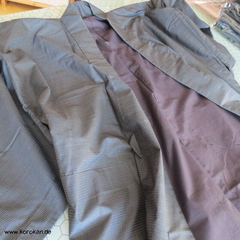 Kimono und Haori Set in blau schwarzer Kasuri Tsumugi Seide, Dorfszene