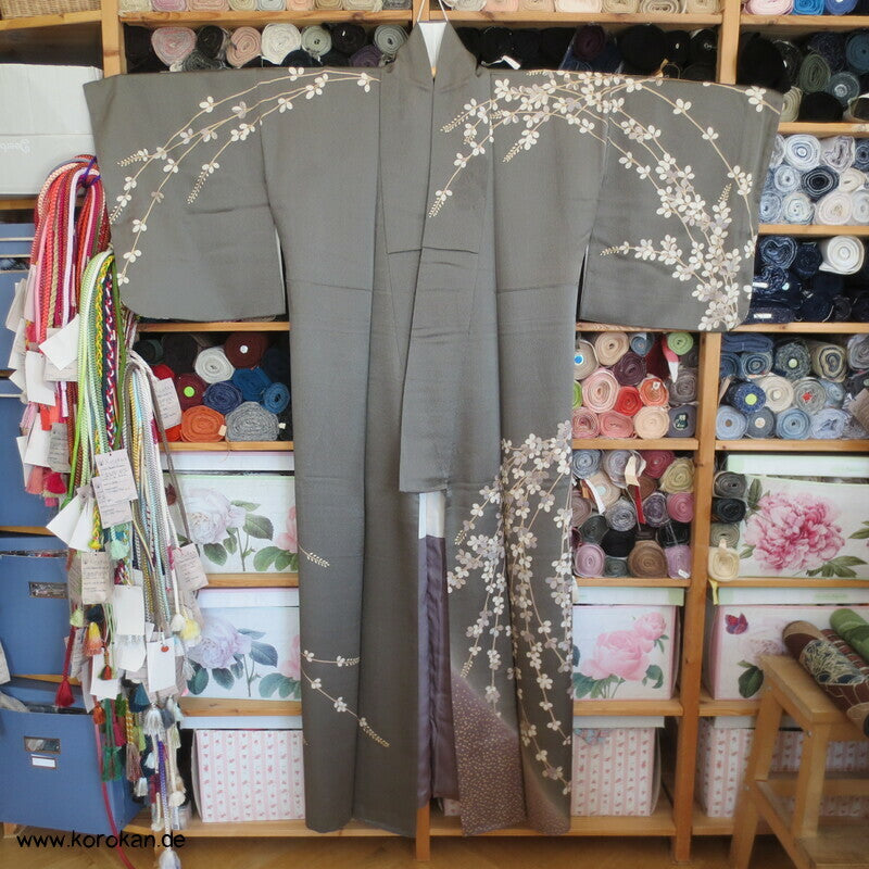 Nandina Zweige auf graugrün Homongi Kimono