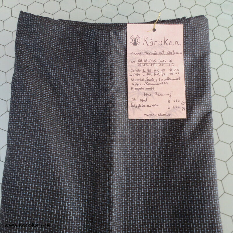 Kimono und Haori Set in blau schwarzer Kasuri Tsumugi Seide, Dorfszene