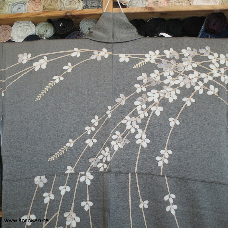 Nandina Zweige auf graugrün Homongi Kimono