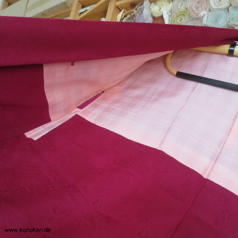 3 Mon burgundfarbiger Seiden Rinzu Damast Haori, Genjiko