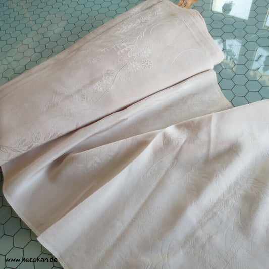 hautfarbener Rinzu Seiden Kimono Damast, mit Hakkake Seidencrepe